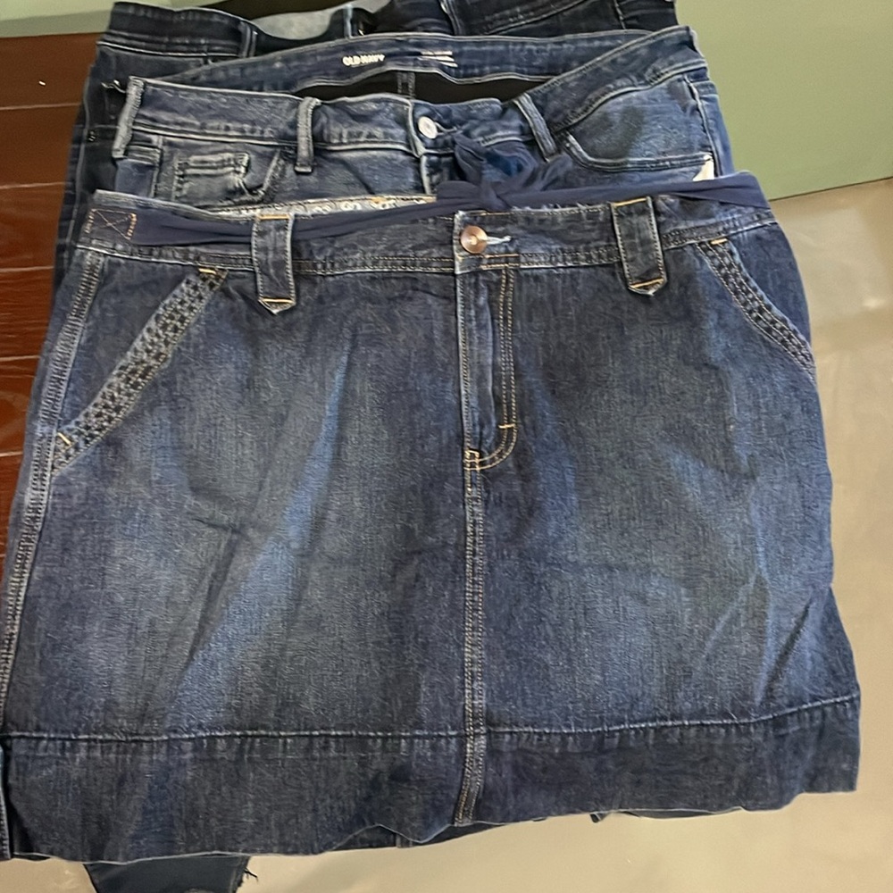 Lot of 3
2 pair of jeans 1 old navy 1 evri
1 Lee denim jean skirt